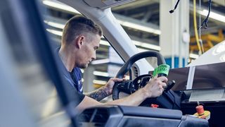 Der Autoabsatz wird in diesem Jahr deutlich einbrechen, prognostiziert der Branchenverband Acea. (Wilfrid Wulff/BMW)