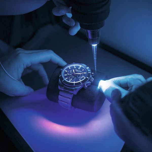 Collage UV d'une montre.  (Source : Horlovia-Chemicals)