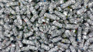 Pellets aus Kunststofffraktionen ermöglichen einen gleichmäßigen Eintrag in die nachfolgenden thermischen und chemischen Recyclingprozesse.  (Bild: Amandus Kahl)