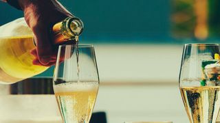 Moderate drinking likely does not extend people’s lives and, in fact, carries some potential health hazards. (Source: frei lizenziert)