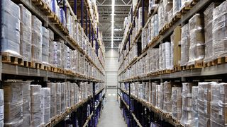 Hohe Decken und schmale Gänge zwischen den Regalen bilden laut Ledora die größte Herausforderung bei der Ausstattung eines Hochregallagers mit LED-Leuchten. (Bild: Ledora)