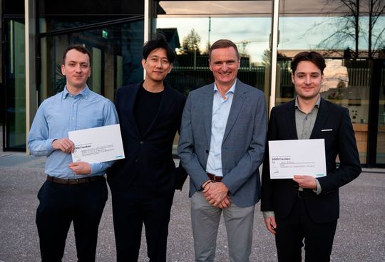 Martin Oswald, Tenzin Langdun (Gewinner des Publikumspreises, beide ZHAW), Gerd Scheller, Country CEO Siemens Schweiz, Joel Becker (Gewinner des Jurypreises, FHNW), v.l.n.r.(Bild:  Siemens)