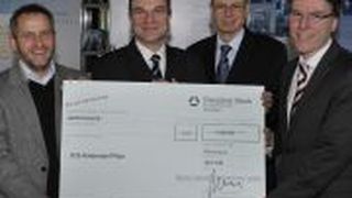 Hans-Peter Fromm, SOS Kinderdorf Pfalz, konnte einen Scheck über 6.000 Euro aus den Händen von Dietmar Neubauer, Hubertus Stärk und Stefan Knapp, alle Fuchs, entgegennehmen (v.l.n.r.). (Archiv: Vogel Business Media)