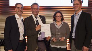 Den Gewinnern in der Kategorie „Best Prototype / New Product“ überreichte Jury-Mitglied Dr. Martin Krebs (2.v.l.) ihren Preis: Johannes Schad, Katrin Riethus und Bernhard Herold (v.l., alle PolyIC). (Bild: Messe München/Thomas Koy)