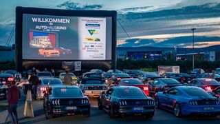 Den Ford-Store im Blick: Auf der 16 mal 8 Meter großen Leinwand kamen die Mustang-Kultfilme gut zur Geltung. (Bild: obs/Ford-Werke GmbH/Stadtleben.Media)