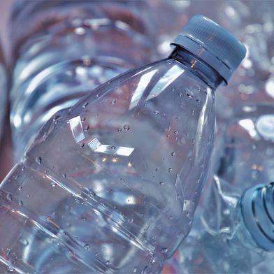 El nuevo impuesto sobre los plásticos ascendería a 0,28 céntimos por cada vasito de yogur y a 1,93 céntimos por cada botella grande de PET. (Bild: pasja1000)