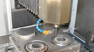 Bild 1: Abarbeiten der mehrteiligen Formen beim Zahnersatz-Fräsen über Joblisten auf einer Fräsmaschine mit der Andron-Steuerung 2060S. Bild: Heraeus Kulzer (Archiv: Vogel Business Media)