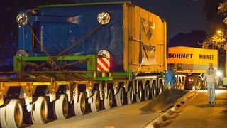 Die Zug- und Schubfahrzeuge, die Trailer und die Pressenteile bringen insgesamt mehr als 400 t auf die Straße. (Bild: Siempelkamp/Jahoda)