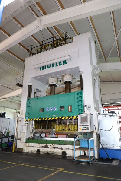 ... Weiter geht es in Sachen Hydraulikpressen mit dieser Müller-Weingarten-Presse des Modells ZE 630-32.13.1 ... (Bild: Surplex)