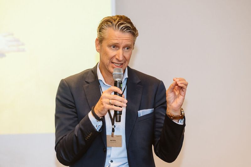 Ralf Riba (riba businesstalk) versucht den Pitch in 32 Sekunden... und überzeugt natürlich auch. (Bild: KAUFFMANN STUDIOS)