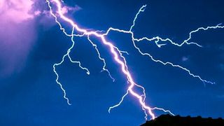 Die deutsche Elektro- und Digitalisierungsindustrie steht unter Hochspannung. Denn nachdem man sich einige Probleme vom Hals schaffen konnte, klagt man nun über einen permanenten Aufttragsmangel. Und ein Ende sei kaum abzusehen ... (Bild: Zischel)