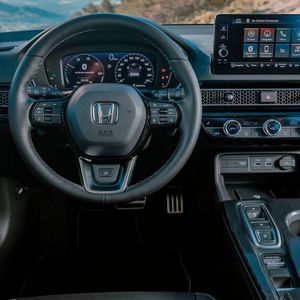 Im Cockpit gibt es das erste digitale Display und einen Touchscreen.(Bild:  Honda)