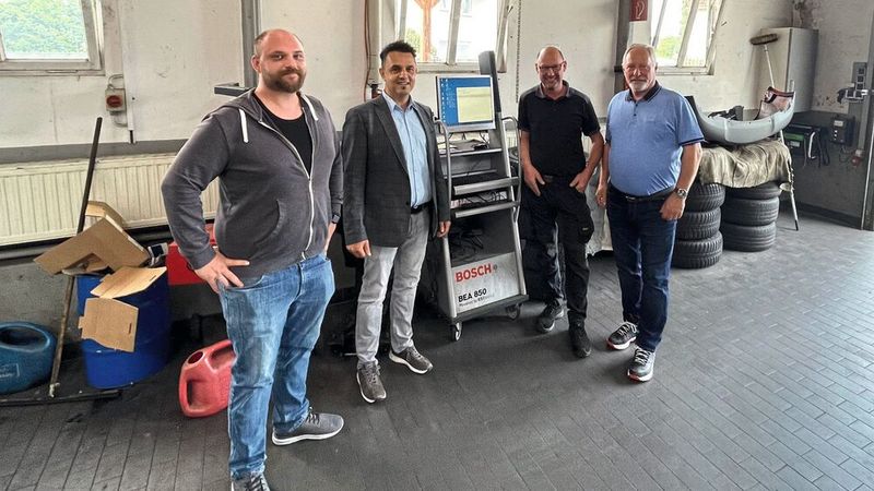 Das AÜK-Wittnessaudit erfolgreich bestanden: „AU Inspektor“ Mark Koch beim Autohaus Fritz Koch GmbH in Bielefeld (2. v. r.) mit (v. l.) Benjamin Gramm Auditor BIV, Michael Breuer, stellvertretender Technischer Leiter (BIV) & Leiter der Konformitätsbewertungsstelle (KBS) sowie Peter Herget, Fachbegutachter der DAkkS(Bild:  ZDK)