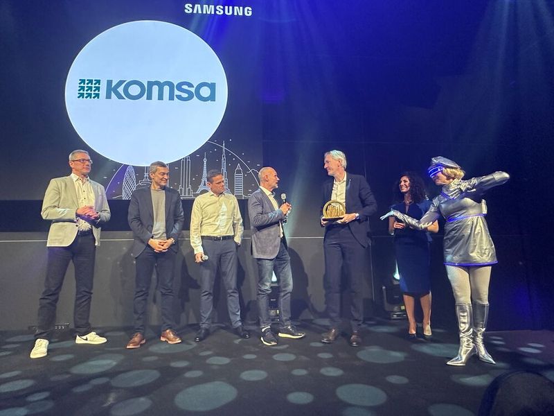 Michael Vorberger (Samsung) überreicht Komsa den Award 