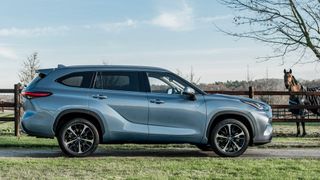 Der Toyota Highlander erstreckt sich auf immerhin 4,95 Meter und wiegt über zwei Tonnen. (Bild: Toyota)