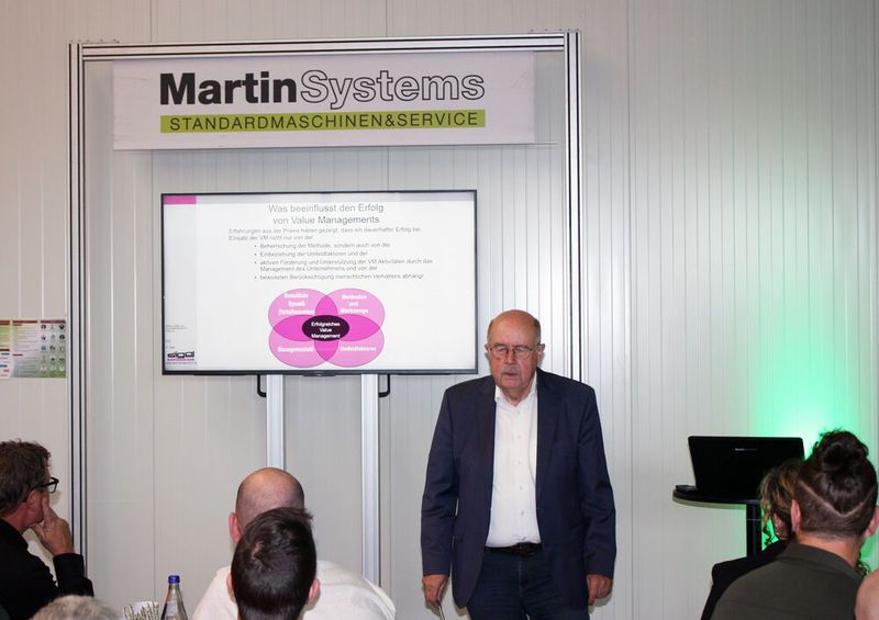 «Wenn ich zu spät an die Kosten denke, gerate ich in wirtschaftliche Schwierigkeiten. Spare ich zu früh, laufe ich Gefahr, dass Kreativität und Innovation auf der Strecke bleiben», sagt Professor Erich Sigel und berät Unternehmen mit Wertanalysen und Value-Management, dass beides zur richtigen Zeit geschieht. (Bild: Helfina)