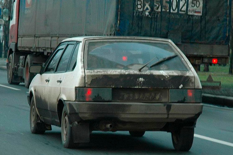 Die hohe Luftverschmutzung in Moskau spiegelt sich in vielen verdreckten Autos wider. (Foto: press-inform)