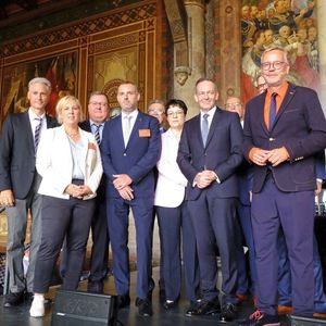 Die Veranstalter und Referenten des 60. Verkehrsgerichtstags in Goslar mit Bundesminister Volker Wissing (3. v. r.) (Bild:  Zietz – »kfz-betrieb«)