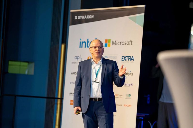 Friedrich Pollert präsentiert die Agenda der „Impulse 2024“. (Bild: Valentin Diehl)