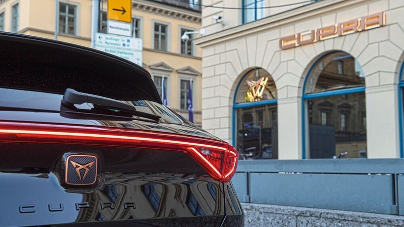Raus aus der Automeile, rein in die Innenstadt: Cupra wirbt nun am Münchener Odeonsplatz um Aufmerksamkeit. (Bild: Seat)
