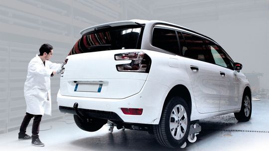 Dank der um 360 Grad drehbaren Räder kann das Fahrzeug auch unter beengten Platverhältnissen bewegt werden.(Bild:  GYS)