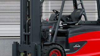 Die flachen Staplermodelle E40 bis E50 von Linde ermöglichen das Durchfahren von niedrigen Toren und das Arbeiten in Hallen mit niedriger Deckenhöhe. (Bild: Linde-MH)