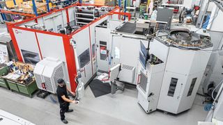 The RS 2 robot system handles pallets and workpieces at the C 32 U machining center. (Image:Hermle / KW Solution)