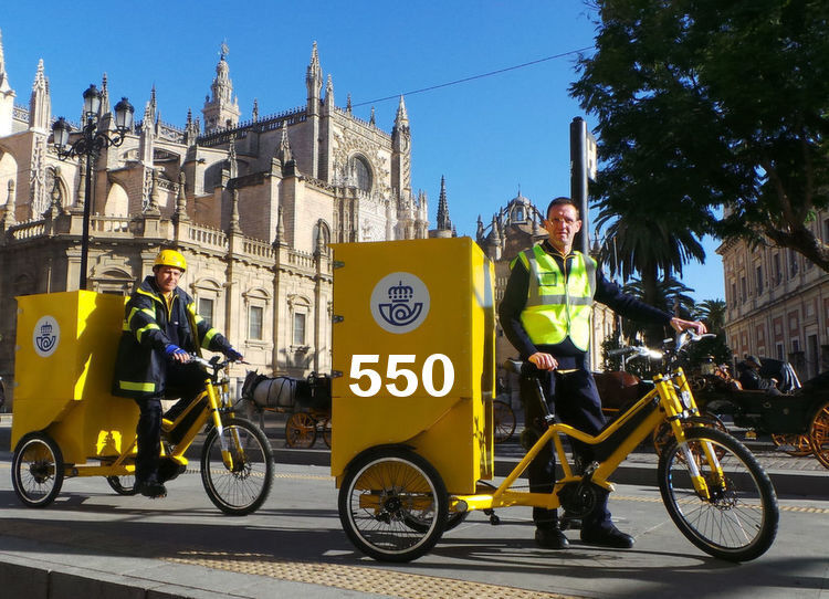 Liter Pakete können die neuen Lasten-E-Bikes der Spanischen Post über eine Distanz von 60 km transportieren. Die Lastenräder werden von einem 250-W-starken Mittelmotor angetrieben. Aktuell testet die spanische Post die Lasten-E-Bikes in fünf spanischen Städten. (Bild: Bikelecing)