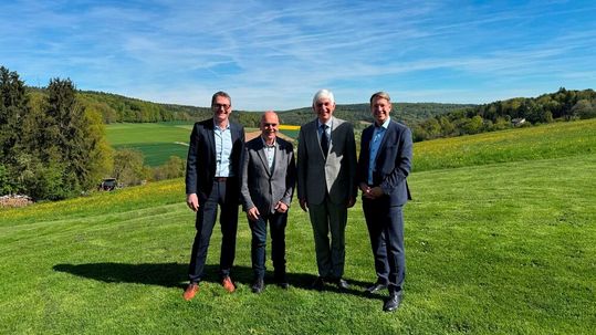 Im hessischen Brombachtal tagte der Landesverbands des Kfz-Gewerbes: (v.l.) Geschäftsführer Joachim Kuhn, Vizepräsident und Landesinnungsmeister Thorsten Krämer mit Präsident Michael Kraft und ZDK-HGF Jürgen Hasler.(Bild:  Kfz-Gewerbe Hessen)