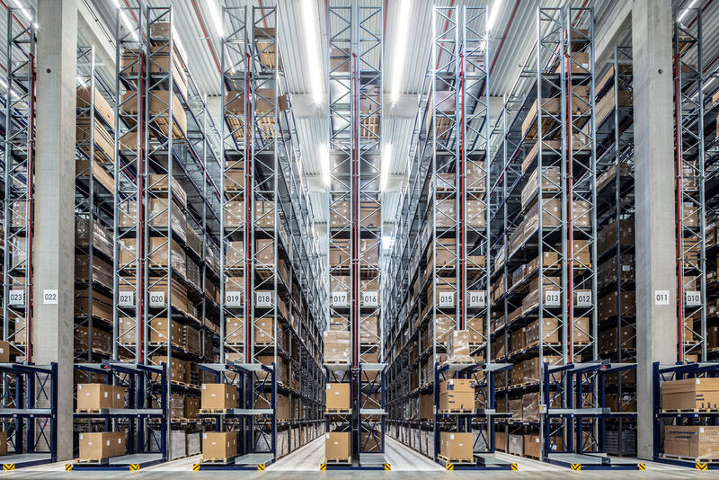 Bei Vierol sind im neuen Logistikzentrum jetzt 12.600 Palettenstellplätze installiert. Meta hat diese Menge per Palettenhochregal auf kompakte Art realisiert, wenn man den reinen Flächenbedarf dafür betrachtet. In der Höhe misst es 15 Meter. (Bild: Meta)