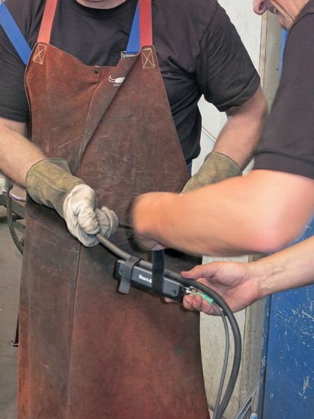 Das Bauteil für die Start-Stopp-Automatik wird am Massekabel befestigt. (Bild: Finus)