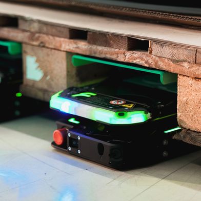 Autonomes Palettenhandling LIVE: Fachbesucher können die neueste Ausführung der Filics Unit live am Filics-Messestand erleben (Halle 8, Stand 8F25) und sich vor Ort über konkrete Einsatzszenarien in Logistik- und Produktionsumgebungen informieren.  (Bild: Filics )