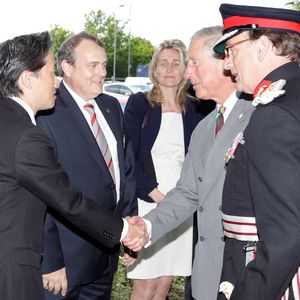 His Royal Highness, The Prince of Wales, is welcomed to Yamazaki Mazak’s European Headquarters by Group Managing Director Europe Marcus Burton (second from left), and Deputy Group Managing Director Hiroyuki Yamazaki (l.).