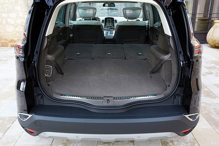 Im Fünfsitzer reicht der Laderaum für 680 Liter Gepäck, klappt man die Rücksitze um, stehen 2.101 Liter zur Verfügung. (Foto: Renault)