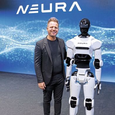 Neura-CEO David Reger und sein Vorzeige-Humanoide 4NE1: Wird der Roboter bald in der Fertigung arbeiten? (Bild: Neura Robotics)