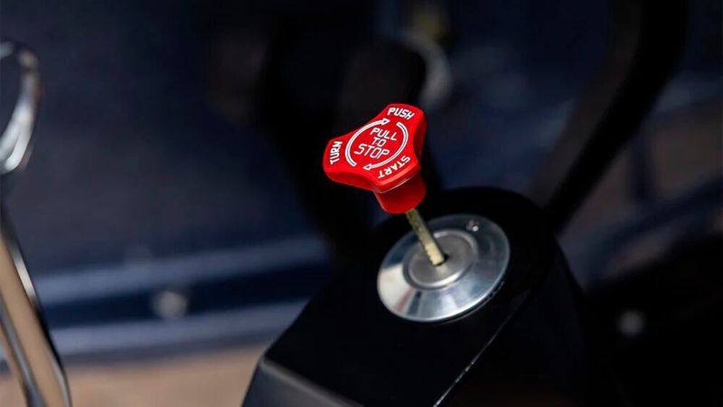 Auch der separate Starterknopf, der ein Zug-Dreh-Knopf ist, soll Fliegeratmosphäre verbreiten. (Bild: Meyers Manx)