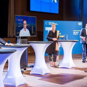 In Zeiten der Coronapandemie, die die Weltgemeinschaft vor grenzüberschreitende Herausforderungen historischen Ausmaßes stellt, wird der Nullpunkt neu kalibriert und die Zukunft neu geschrieben. Der TUM Talk in Heilbronn hatte das Ziel, genau das im Hinblick auf digitale Transformation und New Leadership vernünftig anzugehen – und zwar miteinander und hautnah. Alle Beteiligten sind nach der Veranstaltung überzeugt, dass man das auch im Rahmen der Möglichkeiten schaffen wird.(Bild:  TU München)