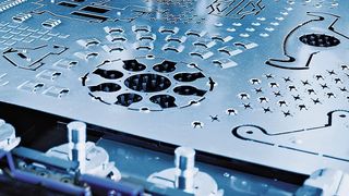 Bei Stanz- und Nibbelmaschinen wird lediglich während etwa 10 bis 20% der Gesamtlaufzeit die voll zur Verfügung stehende Antriebsenergie abgerufen.  (Bild: Bosch Rexroth)