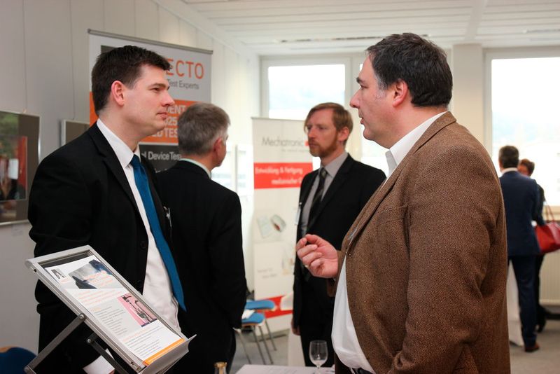 Info-Gespräche in der begleitenden Ausstellung. (Bild: Reinhardt)