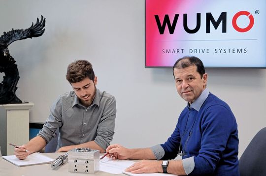 Wumo-Geschäftsführer Gerd Schüssler (r.)  zusammen mit Fabian Rothermich, dem Projektleiter Entwicklung &  Konstruktion, und den Komponenten des Smart-Drive-Antriebs.(Bild:  WUMO)