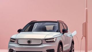 Zum Start gibt es den XC40 Recharge ausschließlich in der Sport-Ausstattung „R-Design“. (Bild: Volvo)