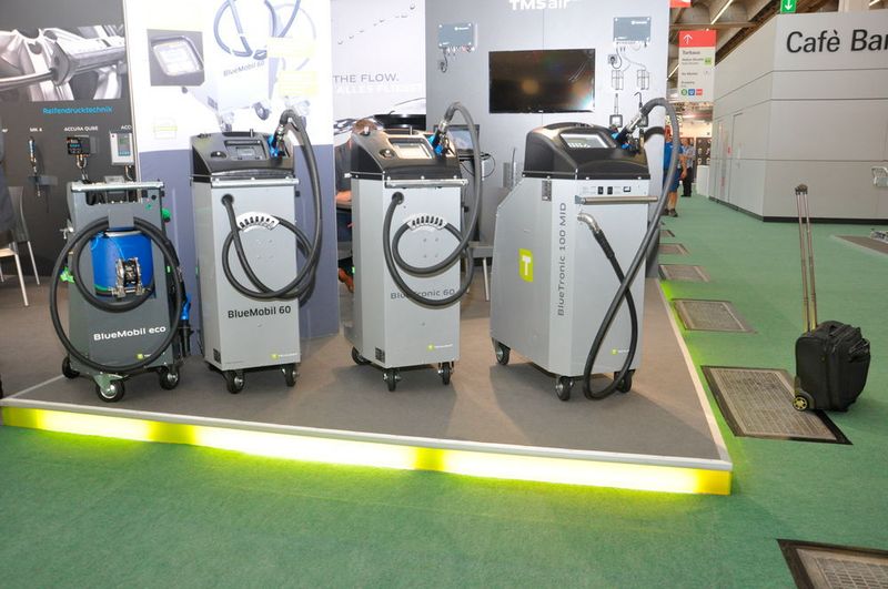 Zur Reinigung der Dieselabgase wird Adblue immer wichtiger. Zahlreiche Aussteller stellten Anlagen zur Befüllung der Adblue-Tanks vor. Während etwa Tecalemit auf Elaflex-Ventile setzt, wie sie an Tankstellen verwendet werden, die die Befüllung bei Widerstand unterbrechen, ... (Grimm)