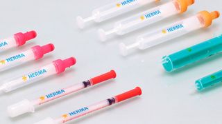 Zylindrische Produkte mit sehr kleinen Durchmessern zu etikettieren, wird mit dem Pharmahaftkleber „63Mps“ jetzt deutlich sicherer. (Stefan Ruf)