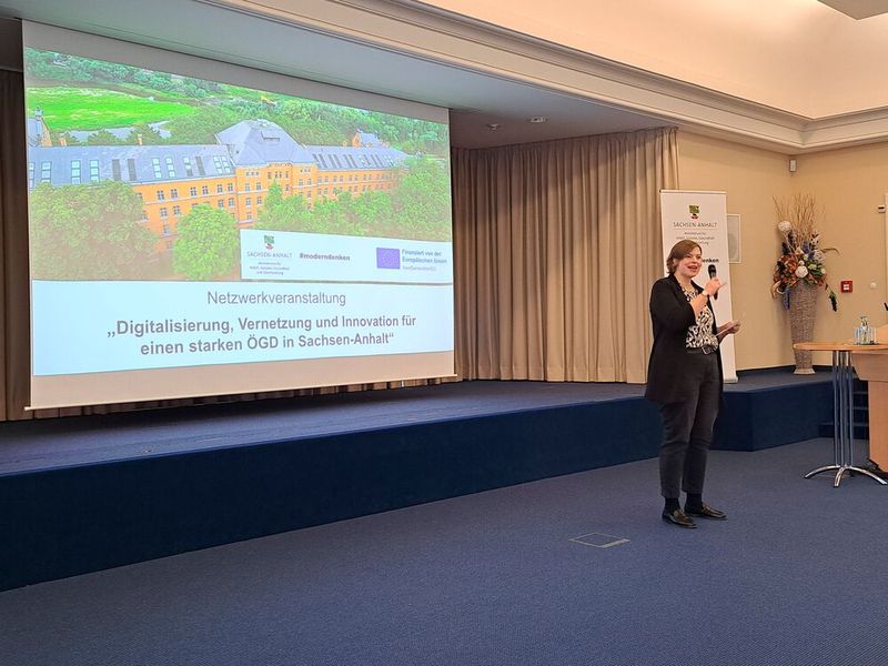 Rund 100 Teilnehmerinnen aus allen 14 Gesundheitsämtern Sachsen-Anhalts trafen sich am 6. März 2025 in Magdeburg zum Erfahrungsaustausch.  (©Ministerium für Arbeit, Soziales, Gesundheit und Gleichstellung Sachsen-Anhalt)