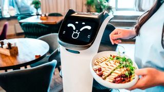Personalmangel veranlasst viele Unternehmen dazu, mit Service-Robotern zu automatisieren. (Bild: velirina - stock.adobe.com)