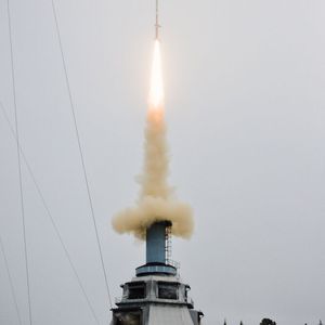 DLR-Höhenforschungsrakete Mapheus-17 verlässt den Startturm: Um die Rakete in eine Höhe von fast 300 Kilometern zu bringen, kamen für den Antrieb zwei Raketenmotoren zum Einsatz: eine Red Kite als untere Stufe und eine Improved Malemute als obere Stufe. (Bild:  DLR)