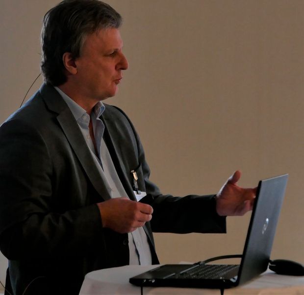 Auch Dr. Gerhard Koch, Start-Up-Unternehmer im Bereich „Brain Computer Interfaces“ und ehemaliger CTO Connected Car bei Mercedes, nahm die Teilnehmer mit in andere Sphären. (Vogel IT-Medien GmbH)