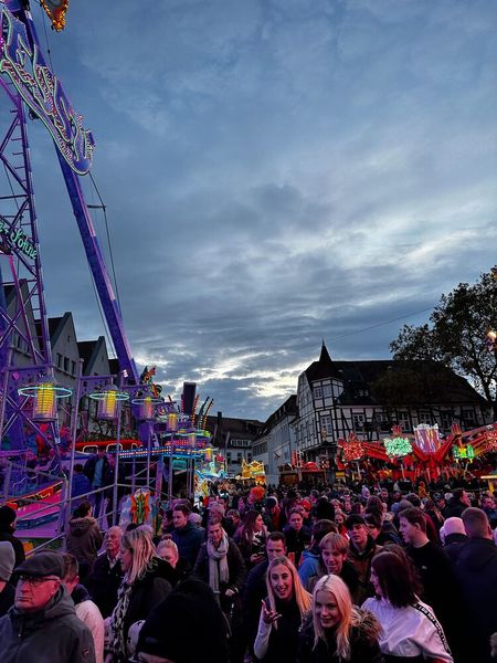 Wo man hingeht, findet man überall überfüllte Gassen. (Bild: Vogel IT-Medien)