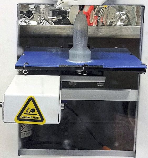 The photos show real reaction approaches (dark solution in the lower area already filled) which are in the inert gas box (Glovebox) to half and almost completely finished printed. (Eike Hübner, TU Clausthal)