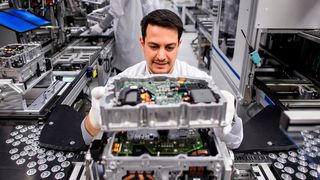 Zur Expertise des Automobilzulieferers Vitesco gehören elektronische Systeme, die etwa für das Batteriemanagement von Elektromobilen dienen. Dieses Know-how hat dem Unternehmen jetzt Milliardenaufträge ins Haus gebracht. (Bild: Vitesco)